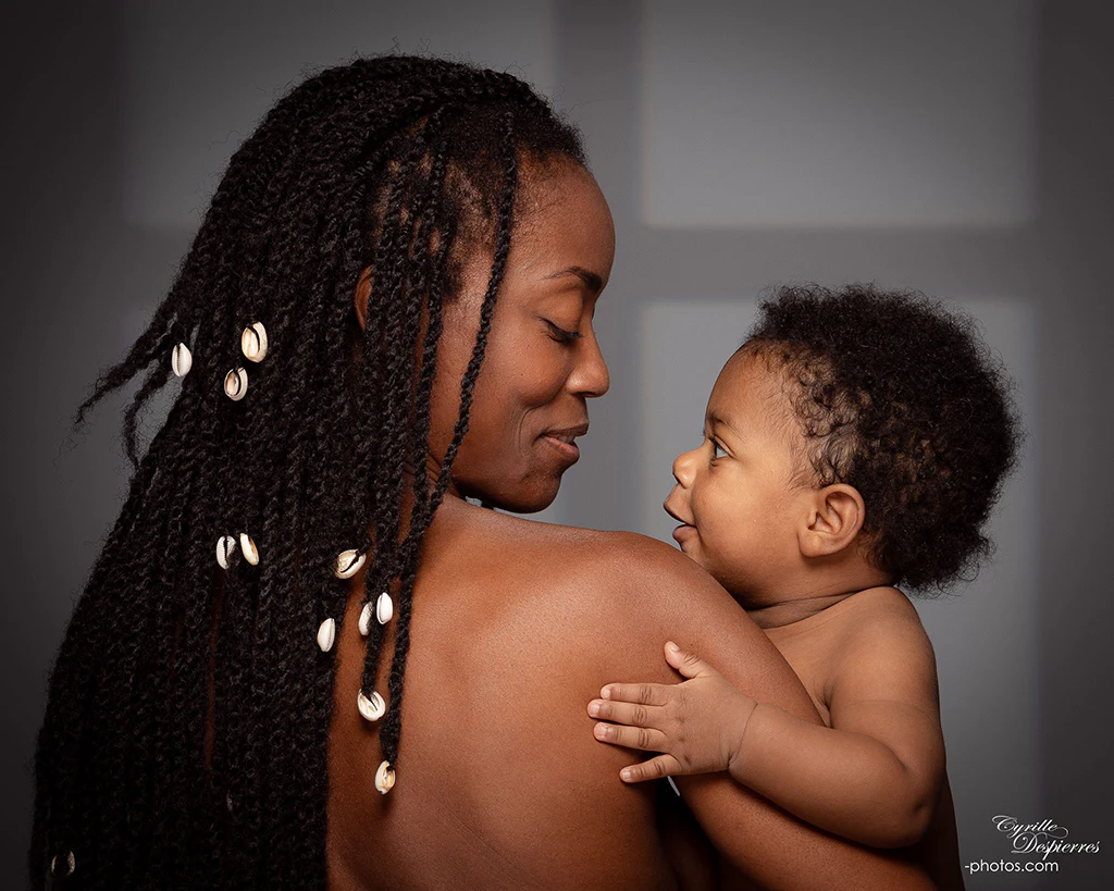 Parent et bébé se regardant en studio