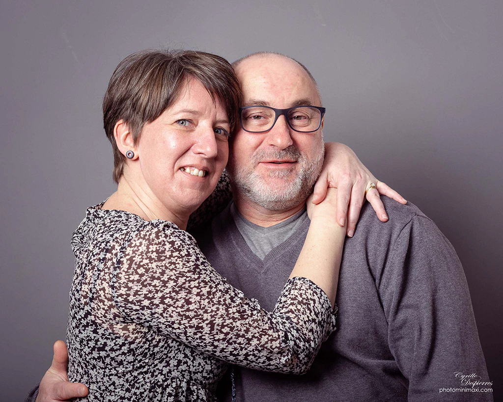 Portrait en studio de deux personnes enlacées